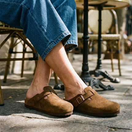 Leather clogs for women, backless slip-on clogs at a cafe